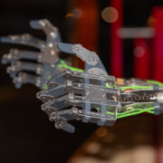 Mechanische Roboterhand mit mehreren beweglichen Fingern und elektrischen Komponenten.