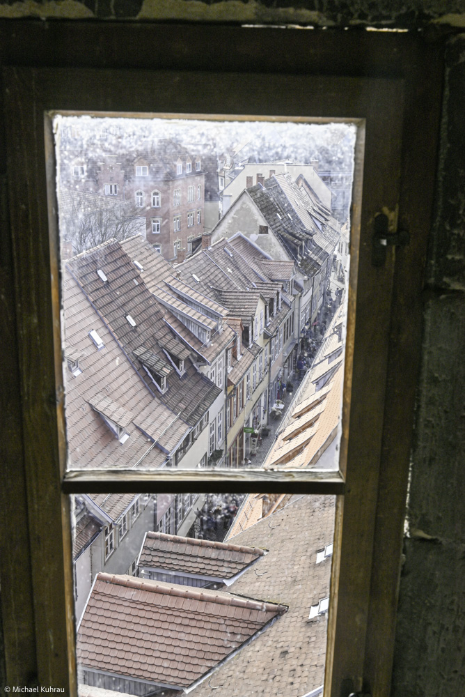 Erfahrungen und Fotos aus Erfurt 12 Erfurt Blick durch Holzfenster auf Krämerbrücke