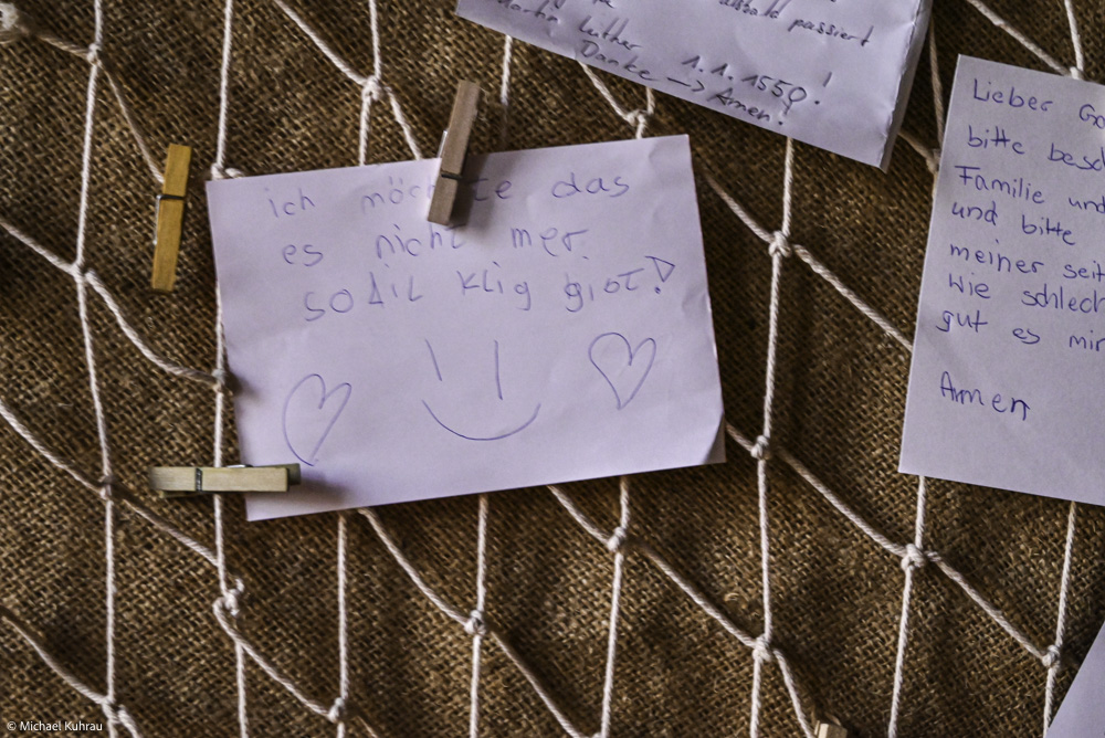 Erfahrungen und Fotos aus Erfurt 13 Erfurt – Notizzettel am Netz mit Herzen und Smiley, handgeschrieben