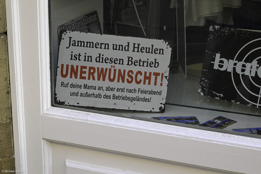 Erfahrungen und Fotos aus Erfurt 14 Erfurt – Schild im Schaufenster mit Jammern und Heulen ist UNERWÜNSCHT-Schriftzug und roter Betonung