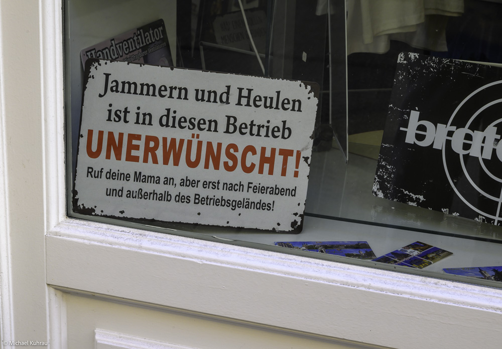 Erfahrungen und Fotos aus Erfurt 15 Erfurt Schaufenster-Schild mit Jammern und Heulen ist UNERWÜNSCHT in roter Schrift – Blick auf Text und Glas