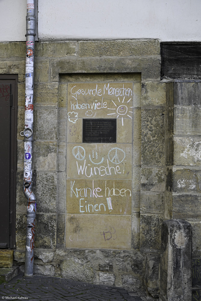 Erfahrungen und Fotos aus Erfurt 5 Erfurt Steinwand mit Chalkboard-Graffiti und Straßennachrichten