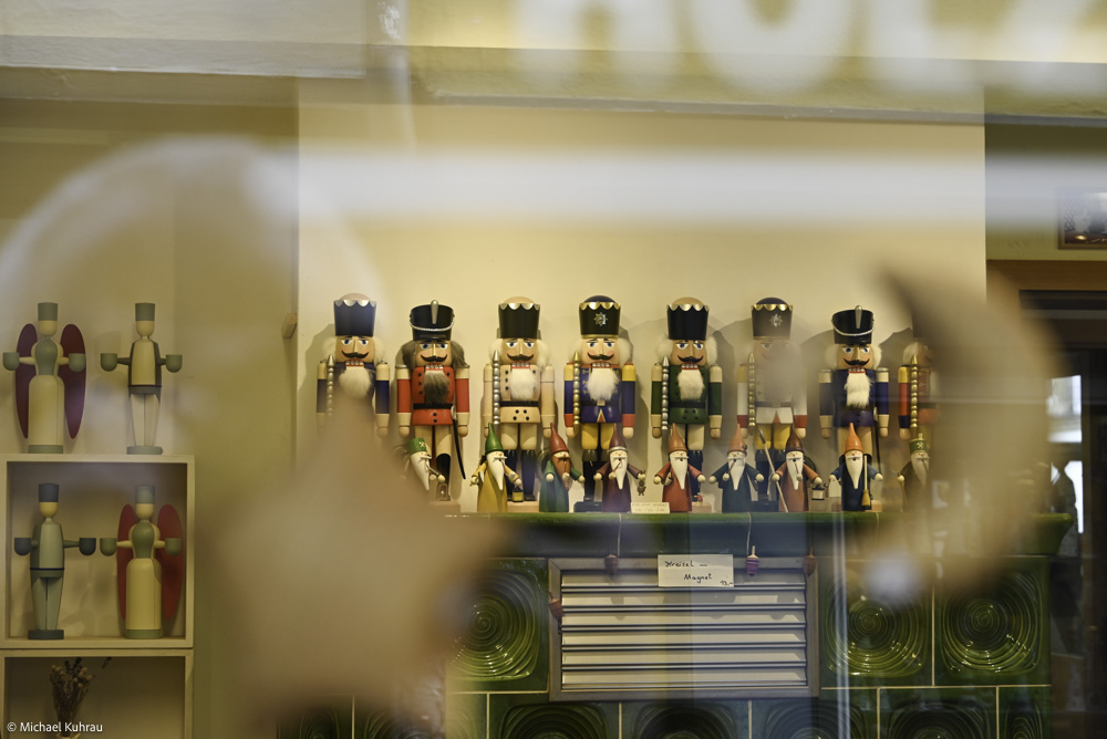 Erfahrungen und Fotos aus Erfurt 6 Erfurt bunte Holz-Nussknacker-Reihe im Schaufenster