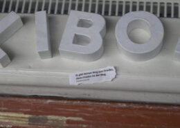 Erfurt: Weiße große 3D-Buchstaben liegen auf einem roten Sockel; darunter klebt ein Zitat von Mahatma Gandhi über Frieden, Blickfang durch Kontrast von Weiß und Rot