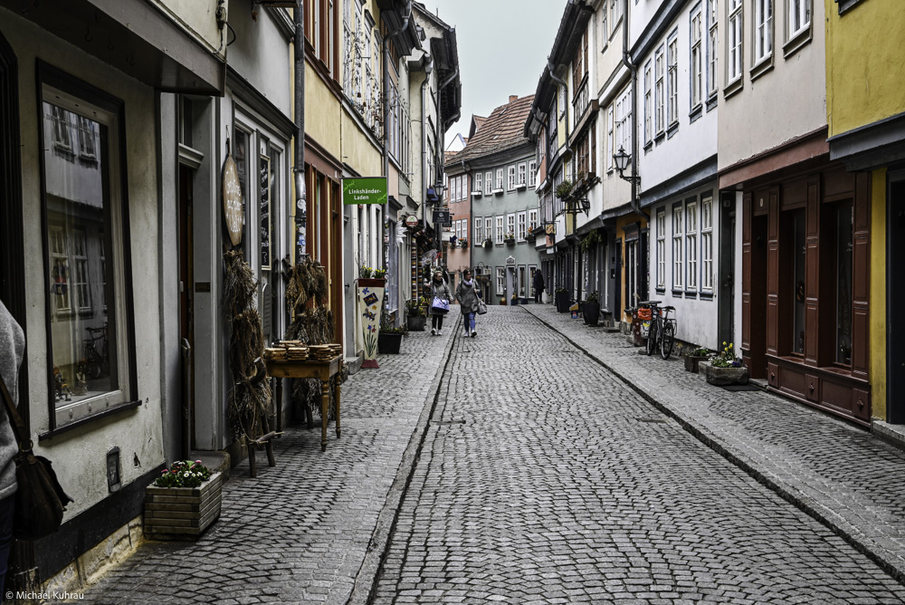 Erfahrungen und Fotos aus Erfurt 15 Erfurt Krämerbrücke am Morgen mit bunten Fassaden und gemütlichen Geschäften