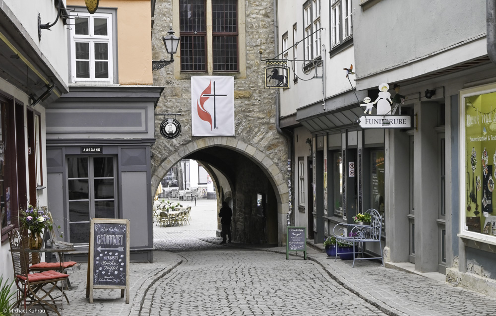 Erfahrungen und Fotos aus Erfurt 16 Erfurt Altstadtgasse mit Steinbogen der Ägidienkirche und Kopfsteinpflaster
