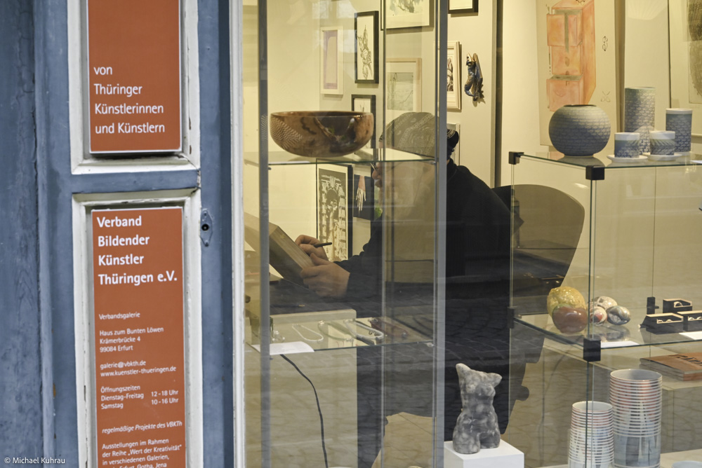 Erfahrungen und Fotos aus Erfurt 17 Erfurt: Glasvitrinen mit Keramik und Kunst in einer Galerie