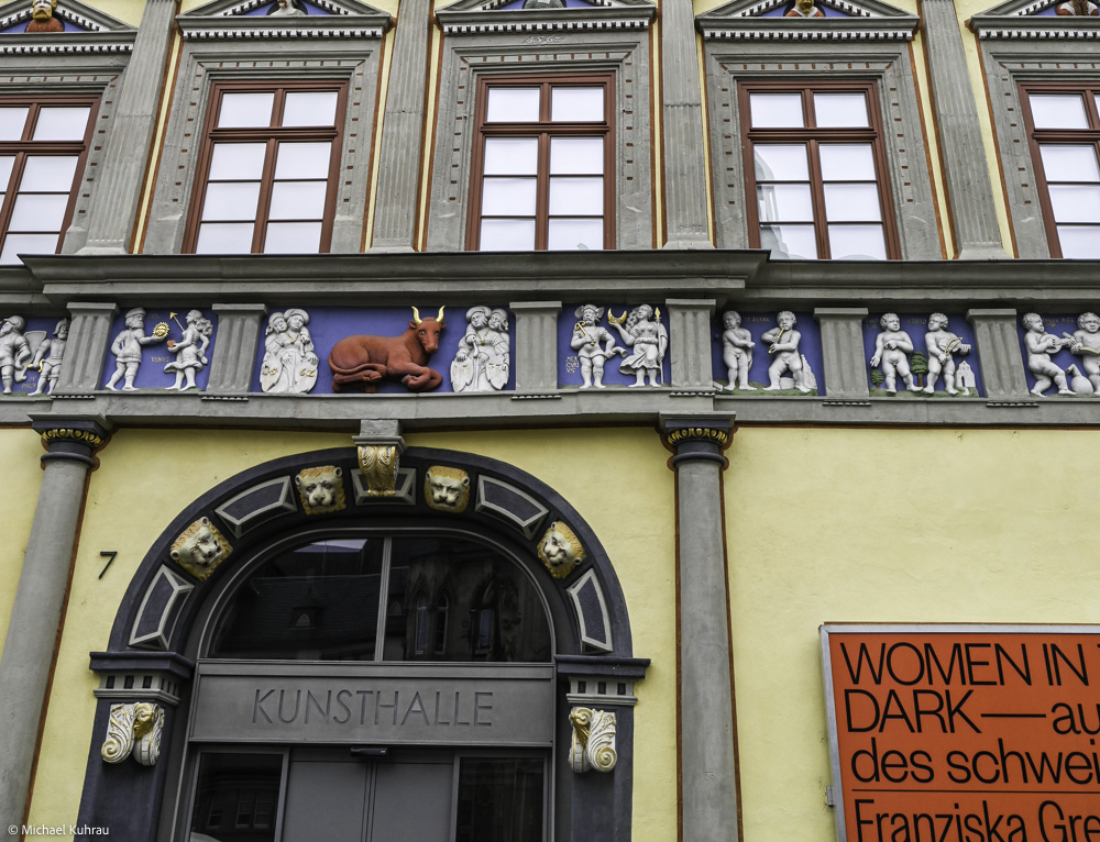 Erfahrungen und Fotos aus Erfurt 18 Erfurt Kunsthalle Fassade – bunte Reliefs und rote Stierfigur