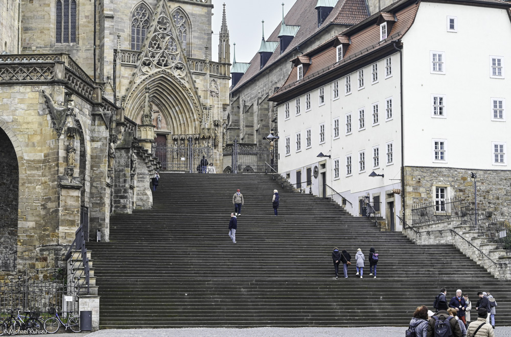 Erfahrungen und Fotos aus Erfurt 20 Erfurt Stufenaufgang zum Dom – historische Fassade und Stadtblick