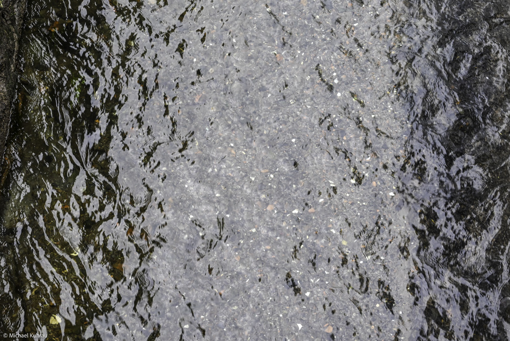 Erfahrungen und Fotos aus Erfurt 26 Erfurt Wasseroberfläche der Gera mit Kieseln – ruhiges Fließbild