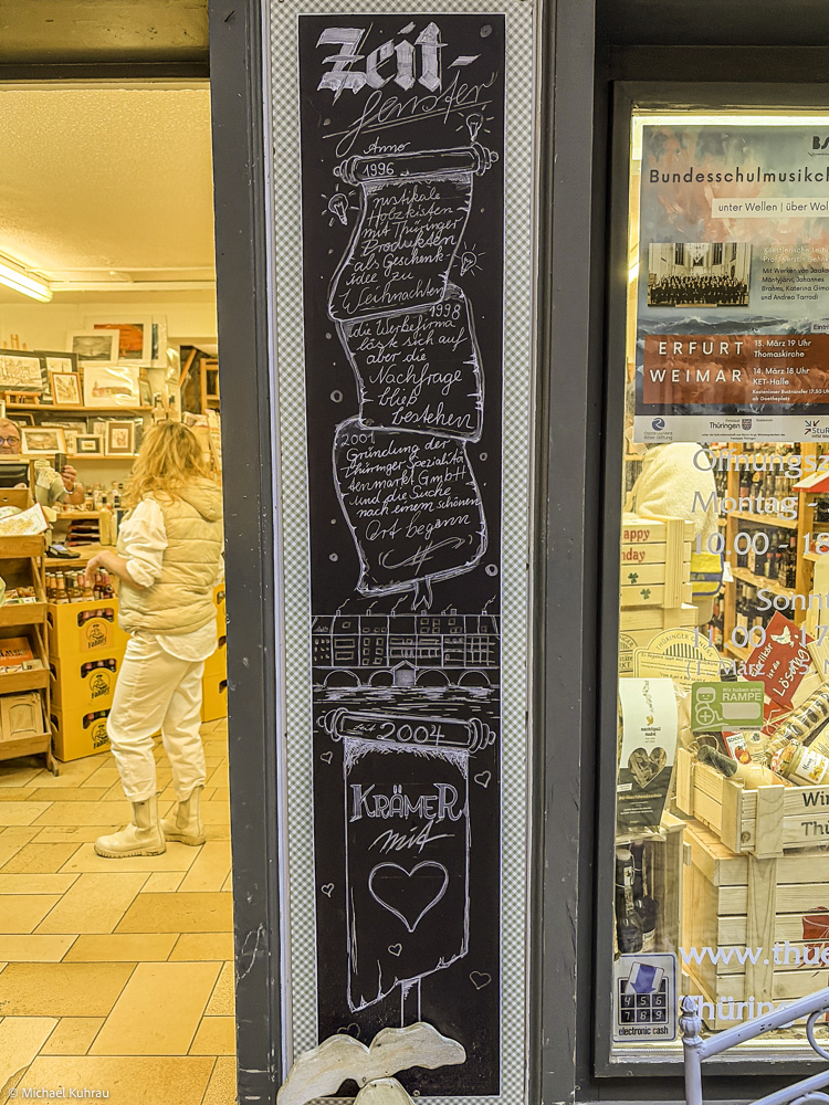 Erfahrungen und Fotos aus Erfurt 31 Erfurt: Kreidezeichnung auf schwarzer Tafel im Laden mit weißem Umhänge-Charme